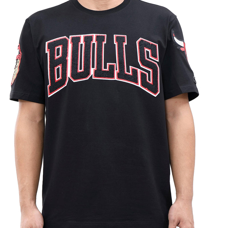 Shop Mitchell & Ness Chicago Bulls Team Logo T-Shirt (white) online